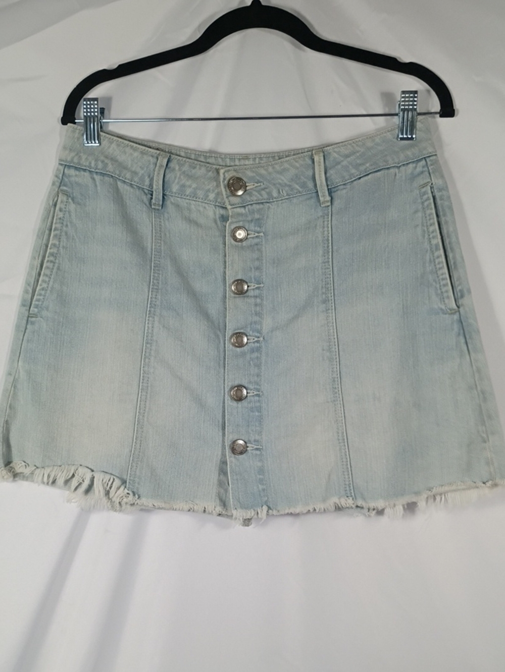 EUC American Eagle Denim Cotton Button Up Mini Skirt Raw Hem Sz 6 Light wash